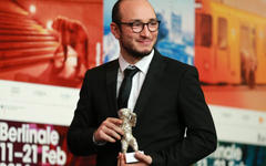 Majd Mastoura en la conferencia tras la ceremonia del 66º Festival de Cine Internacional de Berlín. Feb. 20, 2016 (Foto Xinhua - Luo Huanhuan)